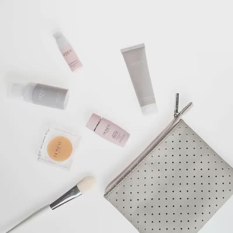 RT @Honest_Beauty: #LetsBeHonest, everything we need for a beautiful day is in the bag. #HonestBeauty http://t.co/EjvIaHcmn2