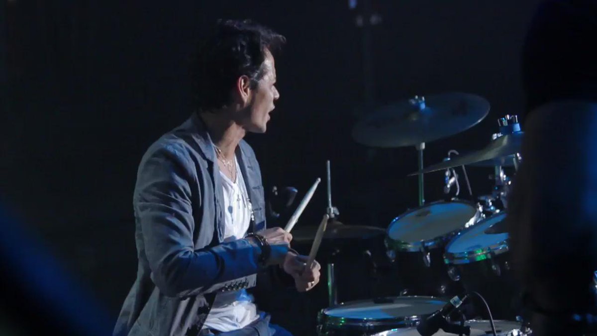 Check it out having fun on stage with my band! #Tour2015 Check it out gozando con mi banda en el concierto! #Gira2015 http://t.co/Kz9eWVQVJd