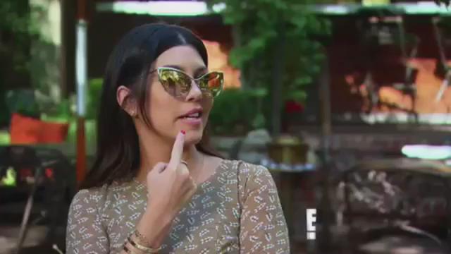 I still die laughing every time I see this! Never gets old! Tonight! Make sure u watch our KUWTK special 9/8c on E! https://t.co/sPBHeTIv02