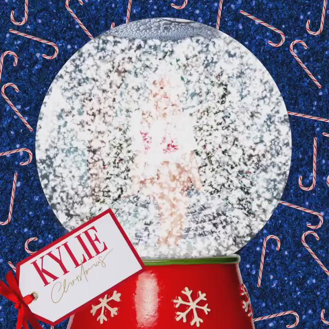 #LetItSnow-globe!!!!! #KylieChristmas https://t.co/s1gPOdgnLF
