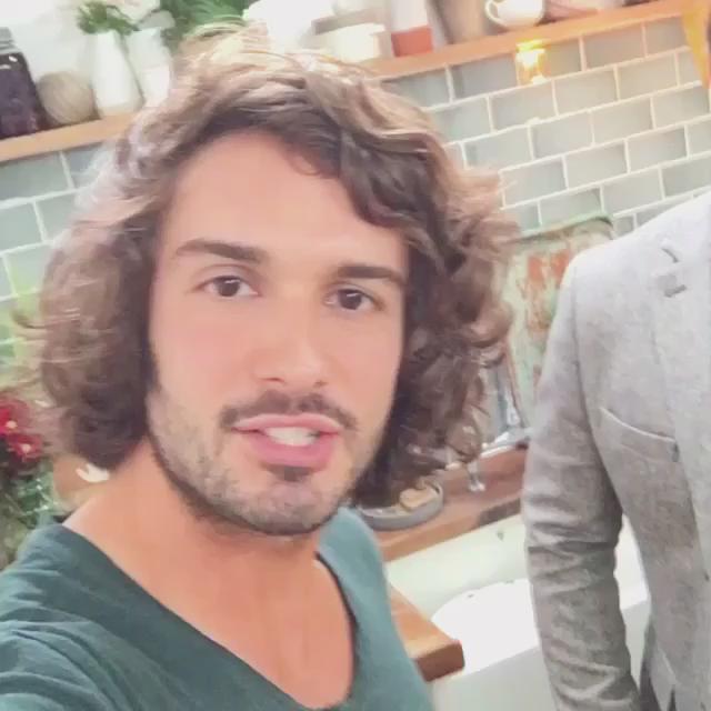 RT @thebodycoach: Check out my post workout smoothie with @jamieoliver for @DrinksTube ???? #Leanin15 

https://t.co/dlxgugaJ3p https://t.co/m…