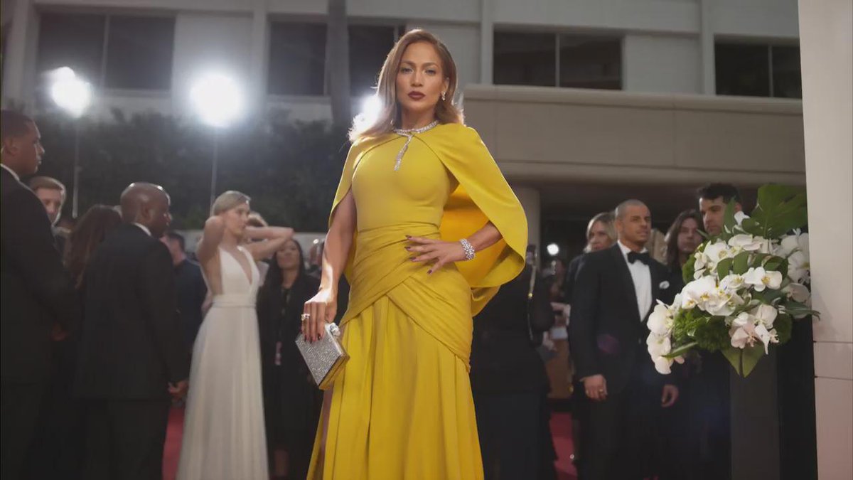 RT @EOnlineStyle: It's official: @JLo is pure Hollywood glamour in Giambattista Valli in the E! Glambot. https://t.co/aGq8M2HJD7