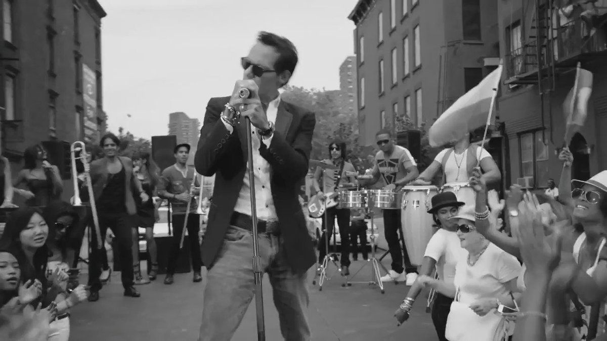 Great way to finish the day #MusicMonday // Qué mejor forma de terminar el día. #VivirMiVida https://t.co/gbRc2KFCe2 https://t.co/J3UEND4XLn