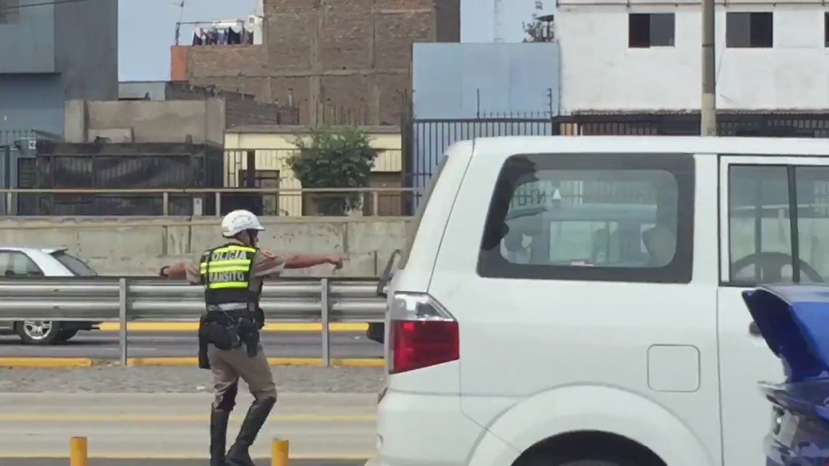 RT @ARTEM_KLYUSHIN: Доброта ещё существует. 
В столице Перу полицейский остановил трафик, чтобы спасти котенка, оказавшегося на дороге. htt…