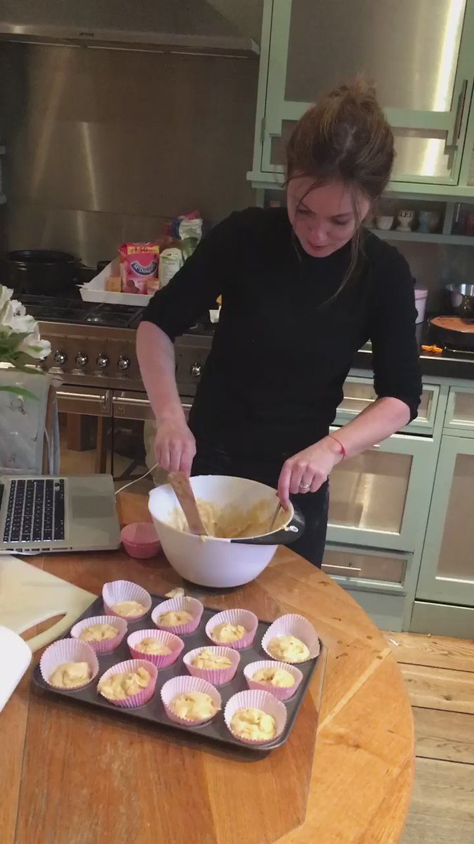 Who wants to lick the bowl? Custard cream cupcakes. More on my Instagram ???? https://t.co/FupIBlYNsU