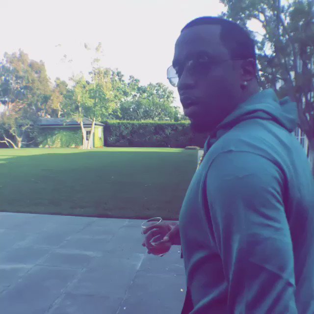 This is how we're doing it!! @SnoopDogg on the court coaching!! Teach one each one!! 

SNAPCHAT: PUFF DADDY https://t.co/sJ8R2t2ruX