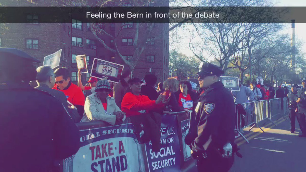 RT @People4Bernie: The crowd in front of the debate for @BernieSanders is massive #FeelTheBern #demdebate https://t.co/Inxu2MFBBW