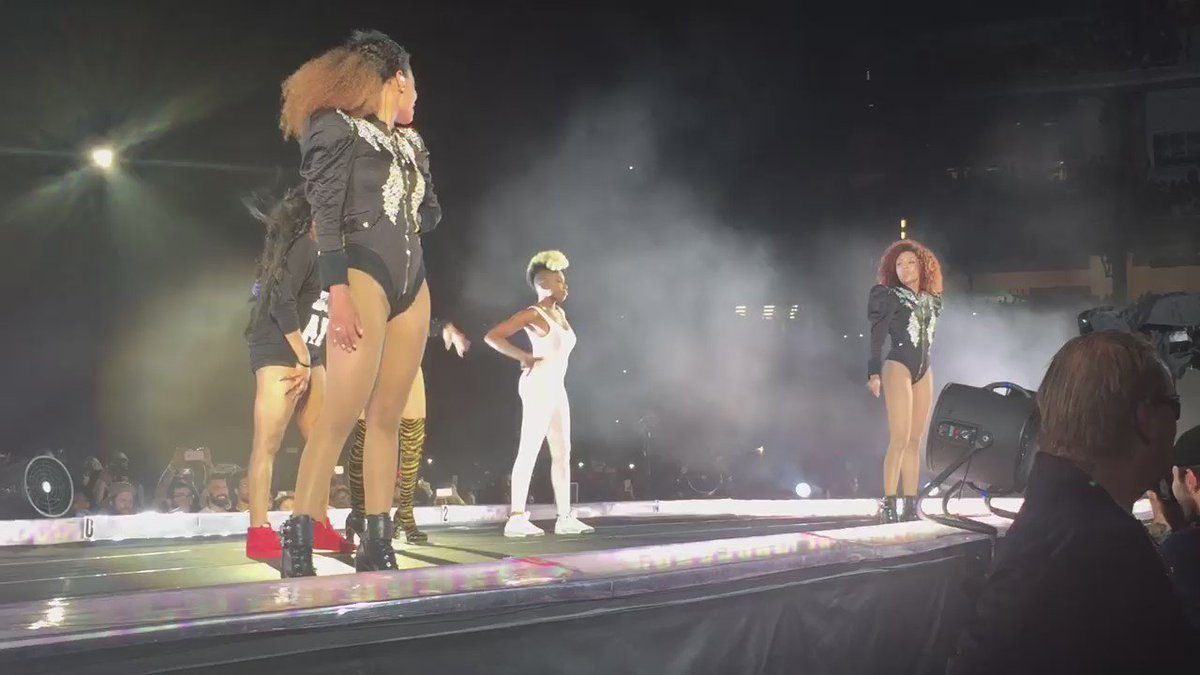 RT @FemaleTexts: beyoncé brought two fans onstage and they knew the choreo perfectly ???? https://t.co/jGLr0cWiLk