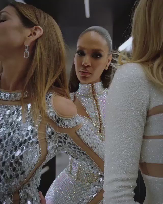 Last night. #BALMAINARMY @joansmalls @Doutzen @missjourdandunn @AngelAlessandra @Balmain https://t.co/p0kkSXEdhu https://t.co/k2UnifKYZR