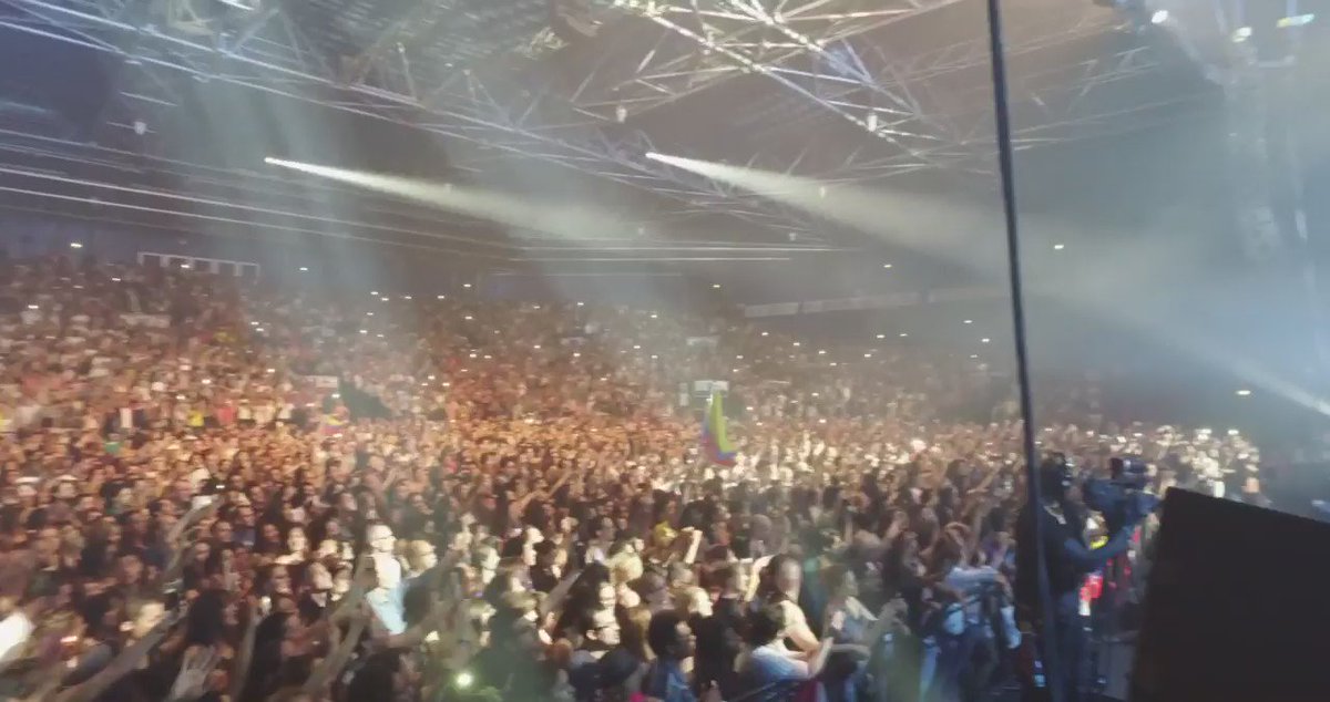 #PARIS, que show inolvidable! Gracias a mis fans por toda tu energía! #FRANCIA #Gira2016 
https://t.co/G9cGEIXyTe https://t.co/VEMG6rhlh2
