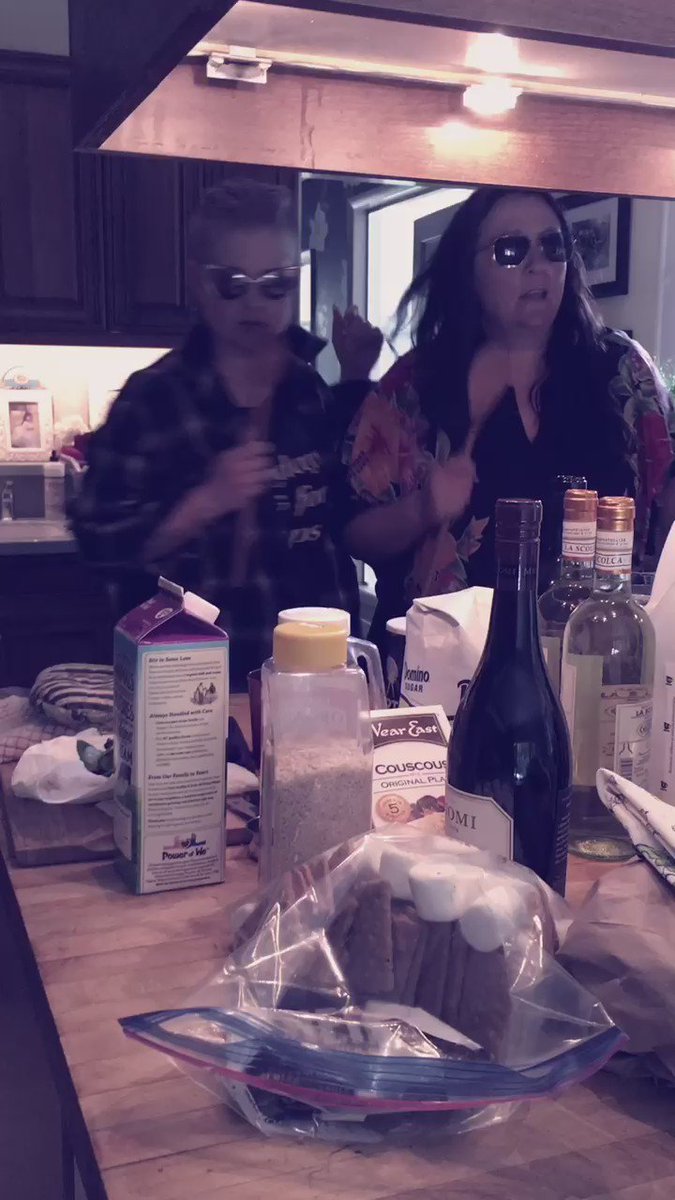 Welcome to Kell's kitchen karaoke starring @KellyOsbourne & @kellycutrone #SundayFunday https://t.co/MDAIWqqmk0