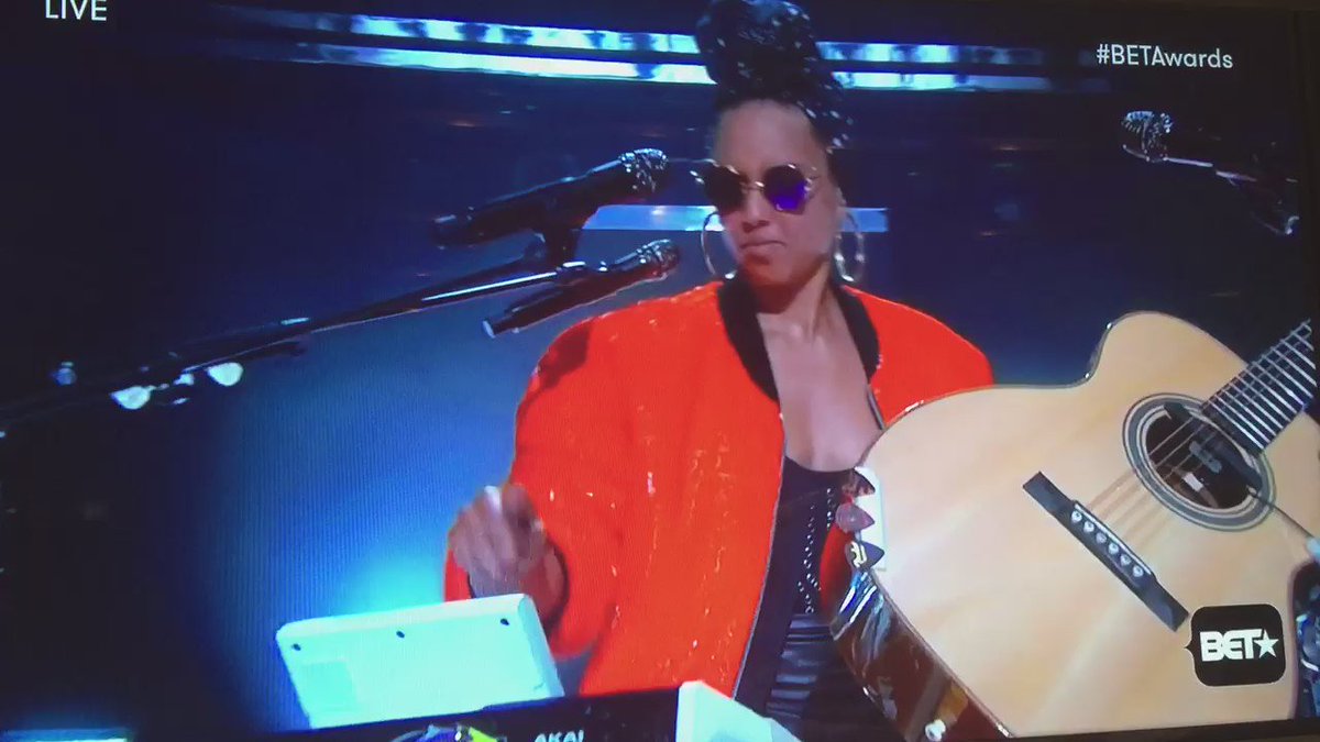 RT @RevoltTV: When you're your own band....@aliciakeys #BETAwards16 https://t.co/ffUYMJbDQs