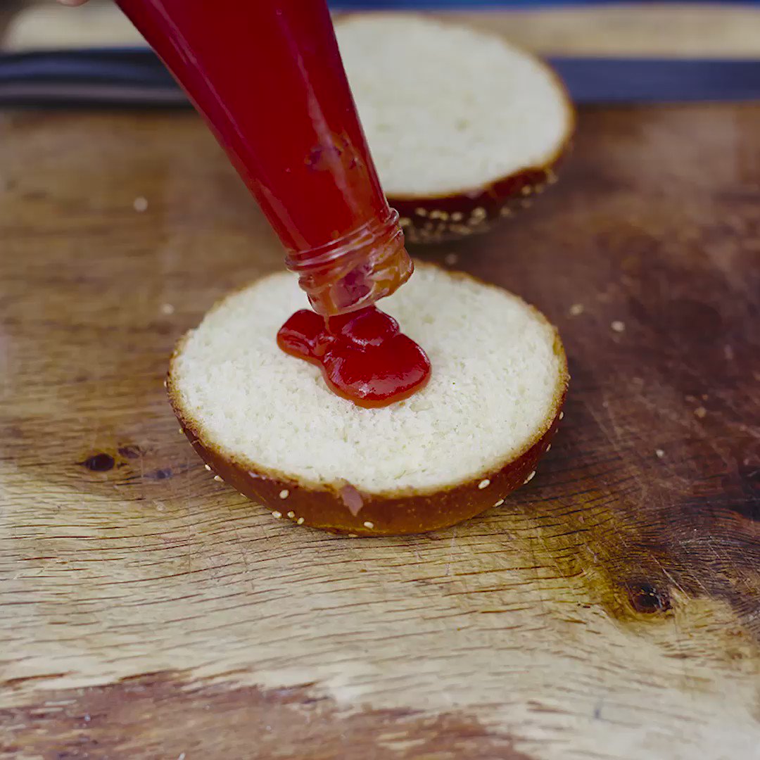 It's #CanadaDay, so celebrate in style with my ULTIMATE Canada Day #burger! https://t.co/9QkJS8jr5X #RecipeOfTheDay https://t.co/4IADuven6E