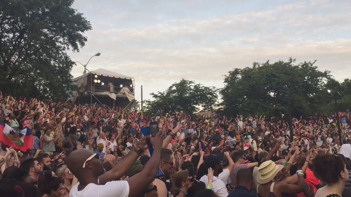 RT @OmarJimenezWBAL: I've checked with multiple sources and can confirm the crowd at #ArtScape2016 loves @wyclef https://t.co/SytsMCofH2