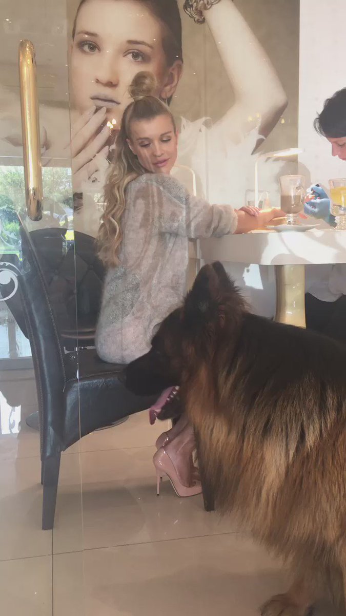 During my break in between filming I had to get my nails done at my favorite place @ekertnails. W bossman Tyson???? https://t.co/81C8fj1Rhe
