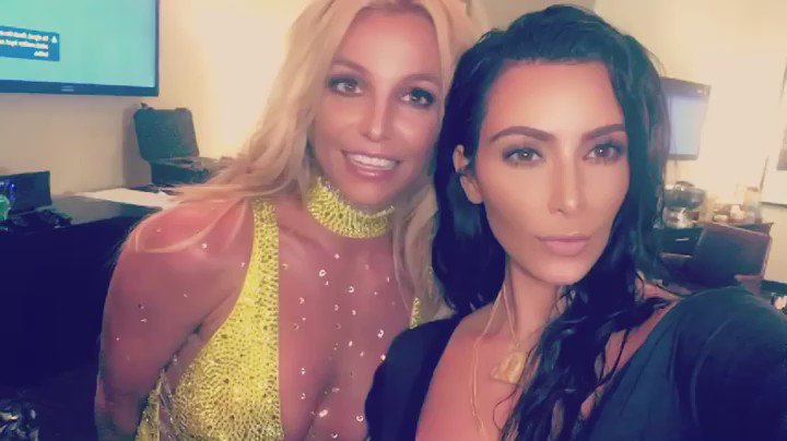 2 intros from @KimKardashian in 1 night ???? #VMAs https://t.co/crV82Dd7pG