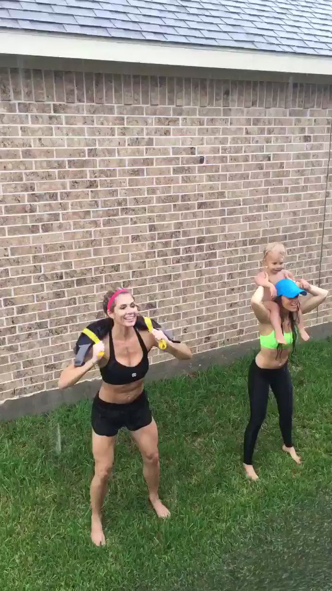 No #Gym no problem! #Baby or #Sandbag - you choose! #Outdoor #Workout with @mamashealthtribe   #FriendshipGoals https://t.co/jahN326AIT