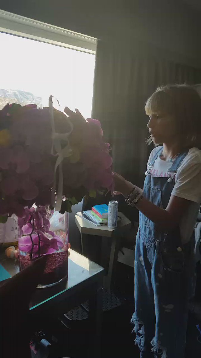 RT @GraceVanderWaal: Words can not explain how honored  I am for this.. thank. You. SOOOOOOO MUCH!!!! @taylorswift13 https://t.co/KwcvIwGtpq