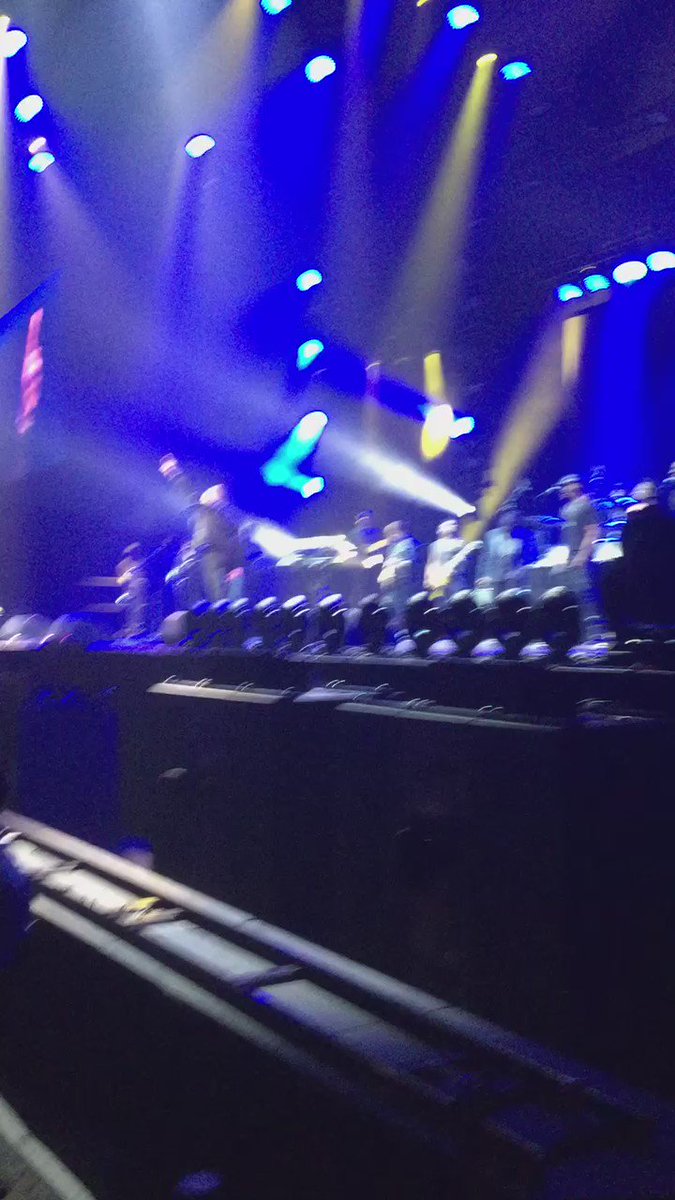 RT @GlblCtzn: No one better than @Usher and @theroots to make a crowd scream that they are GC and proud! #GlobalCitizen #showup https://t.c…