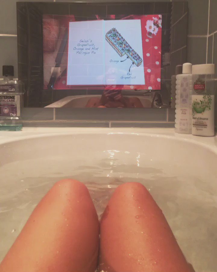 Bit of #GBBO  in the bath! #SoggyBottom https://t.co/jjNDUhOaGh