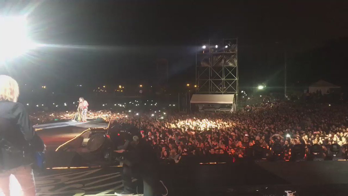 JOE GUITAH IN BOGOTA...IT'S HOW WE ROLL @AEROSMITH https://t.co/A2eFKhO4EX