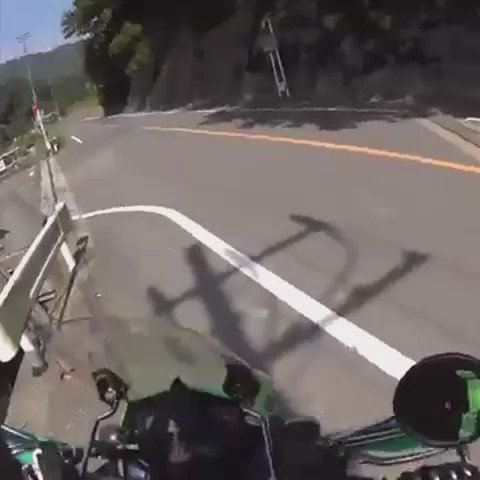 反対車線からきたライダーが、スピードを落として、とサインを出し事故を防いだ もしこの行動がなかったら人を轢いてたかもしれへん 殺してたかもしれへん この心の繋がり最高やない( *`ω´) やっぱライダーかっこええわ