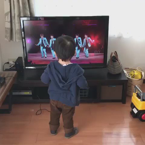 嵐のライブの真似をしようとする赤ちゃんが可愛い ❤️