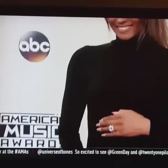 Lol, at the sweet girls commentary ????.
I wore one of my favorite dresses of all tonight by #StephaneRolland  #AMAs https://t.co/ACueCfktkD
