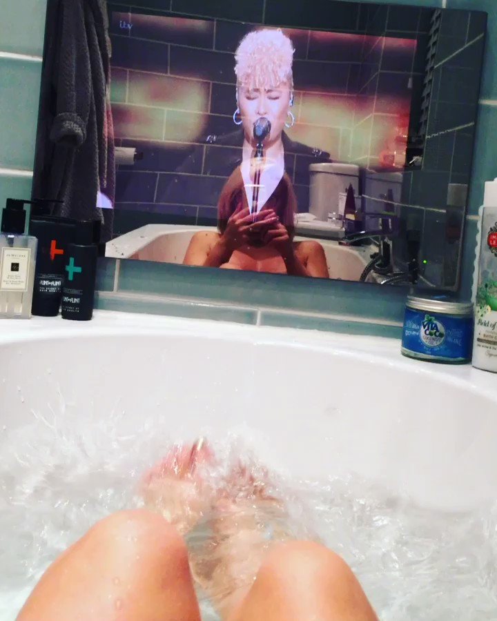 #BritAwards in the bath! ???????? https://t.co/ETouNl7UUk