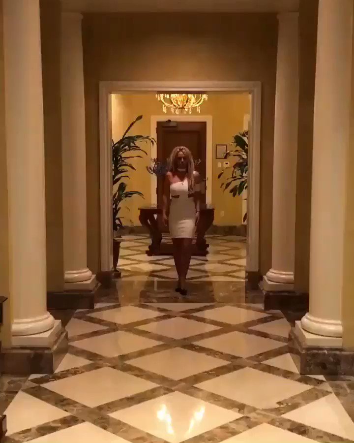 Back in Vegas! Found these dresses today and just had to play ???????????? https://t.co/5hzEw01xFR