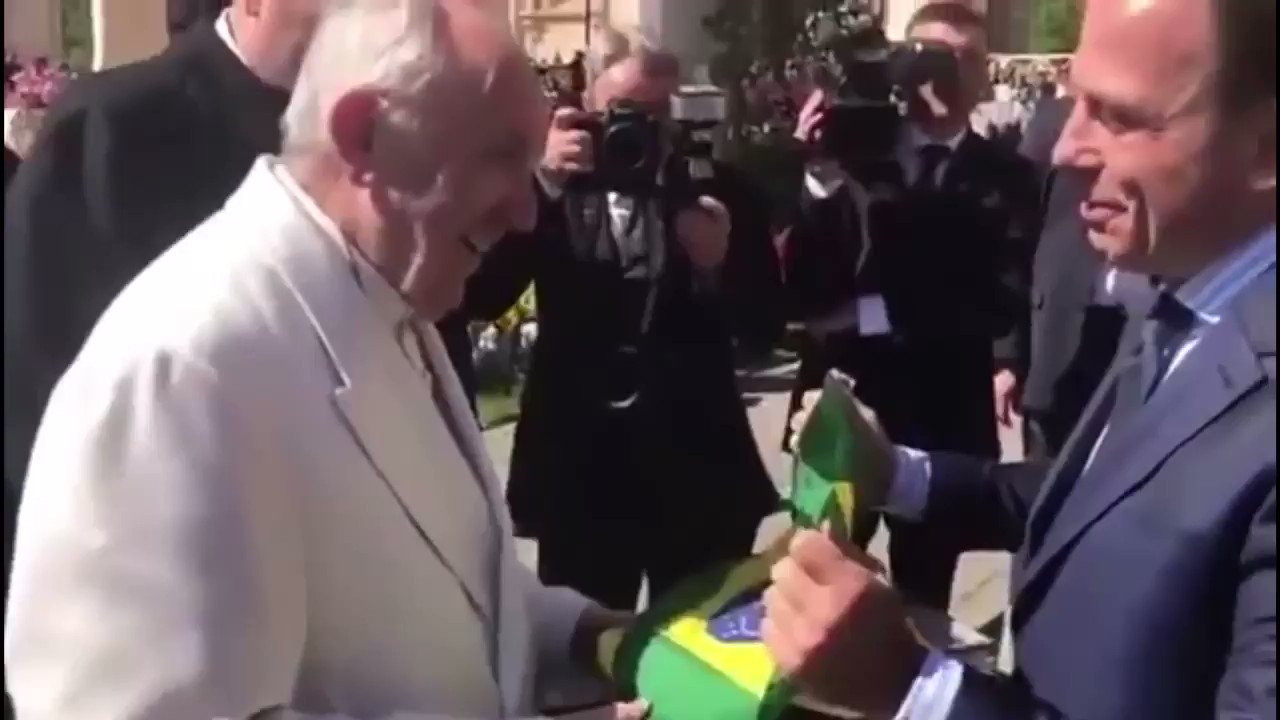 Não tem preço ver o papa francisco tirando a mãozinha antes do João Dória beijar. https://t.co/Oev0Mme6av