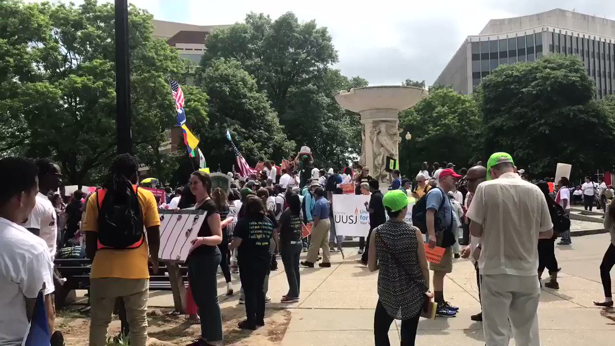 RT @OurRevolution: Thousands here in DC now beginning the march to the White House. #diasininmigrantes #MayDay2017 https://t.co/CCCq7F9dna