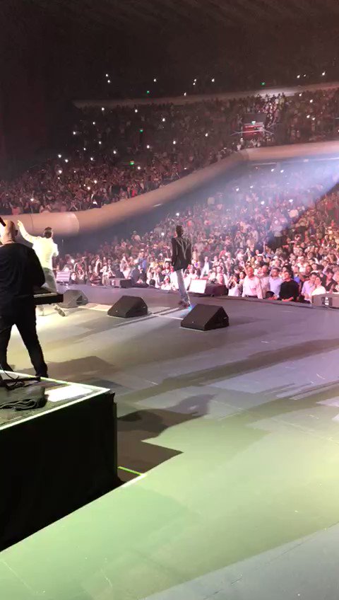 ¡Sorpresa! @maluma subió al escenario durante “Mi Gente”. ¡Un momento increíble! #MarcAnthonyLive #Gira2017 #CDMX https://t.co/so00VHX6RK