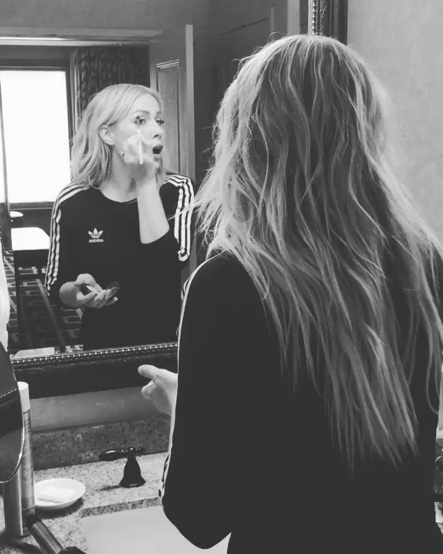 MULTITASK QUEEN . Thanks Dave at VocalizeU for the life vocal exercises . Skin make up is all #drhauschka xxx https://t.co/6JsBKiRQtr