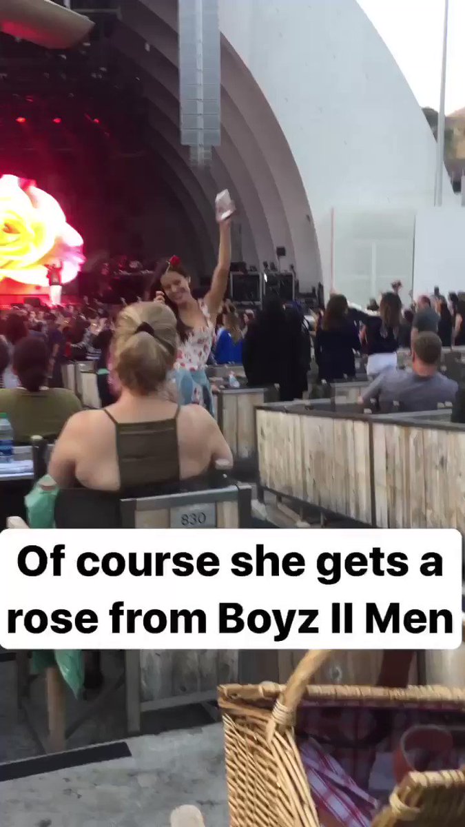 Of course she got a rose from @BoyzIIMen https://t.co/HlMgPeKA97