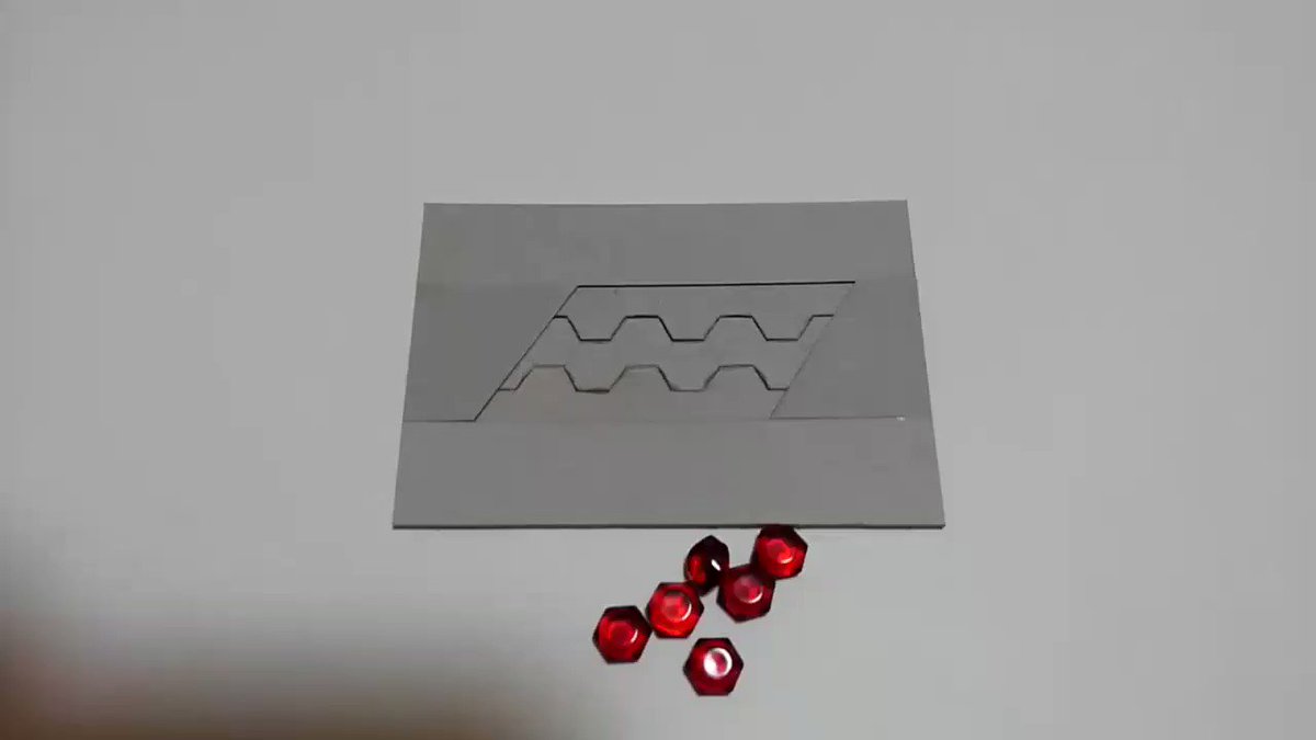 生存報告を兼ねまして。チーズ包装紙による試作です。うるぽぽさんのギミックを発展させたつもりです。なんと言いますかこう…「 生存報告を兼ねまして。チーズ包装紙による試作です。うるぽぽさんのギミックを発展させたつもりです。なんと言いますかこう…「