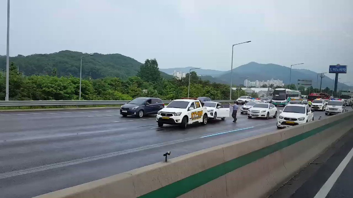 경부고속도로 사고 현재 하시기 서울방면 처리작업으로 부산방면 5차로 kkd21333