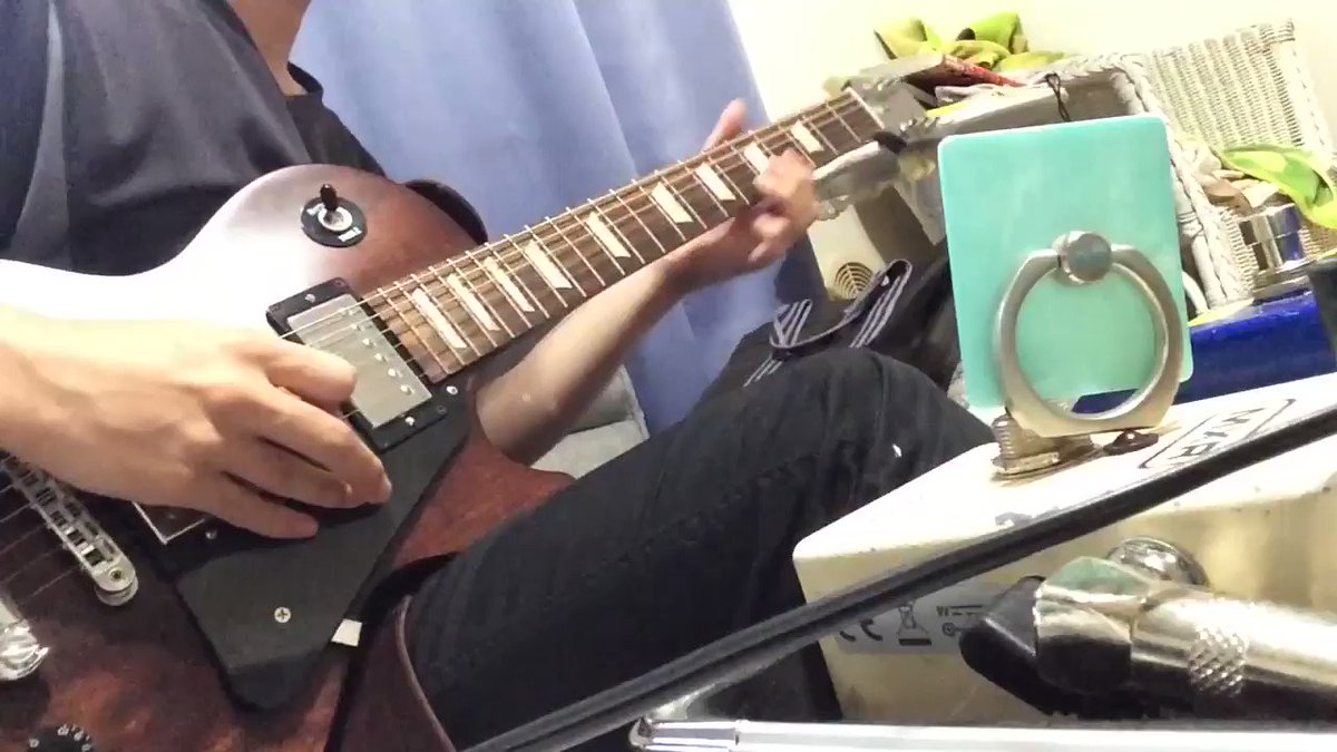 WEAVER /くちづけDiamond少しだけですが、くちづけDiamond弾きました。見ての通り弾いているのはギターで WEAVER /くちづけDiamond少しだけですが、くちづけDiamond弾きました。見ての通り弾いているのはギターで