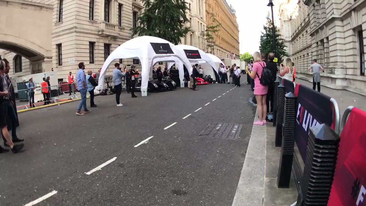 RT @McLarenF1: Ever seen a two-seated #F1 car before? @JensonButton takes @NaomiCampbell for a spin. #F1LiveLondon https://t.co/H3dqPY4Gj4