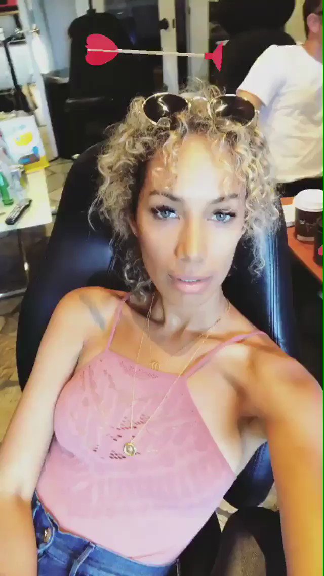 Friday night in the studio sharing ❤️ https://t.co/9WDTRJIYWG