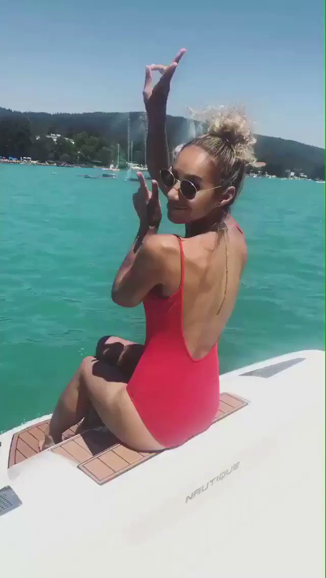 Party by the lake ???? https://t.co/b8aIdCc7vR