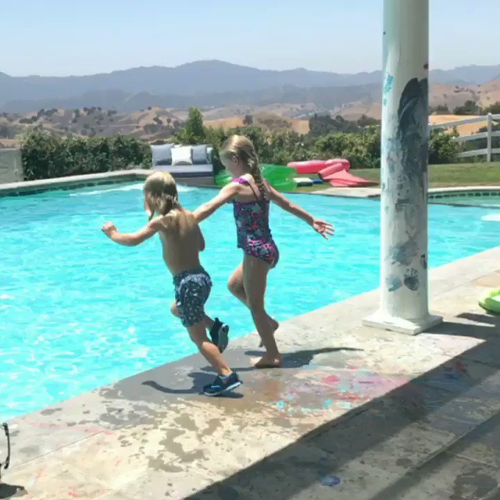 Starting Monday with a splash #MAXWELLDREW #ACEKNUTE #FuturePicassos https://t.co/LT0Hir66w7
