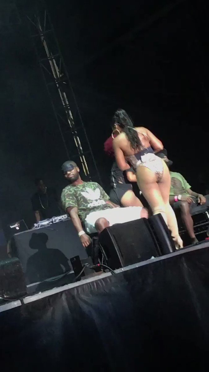 RT @_KingOfTheHill1: My mans got pulled on stage by @ashanti ...Lucky mouthafucka! https://t.co/vFSZ1xBFlV