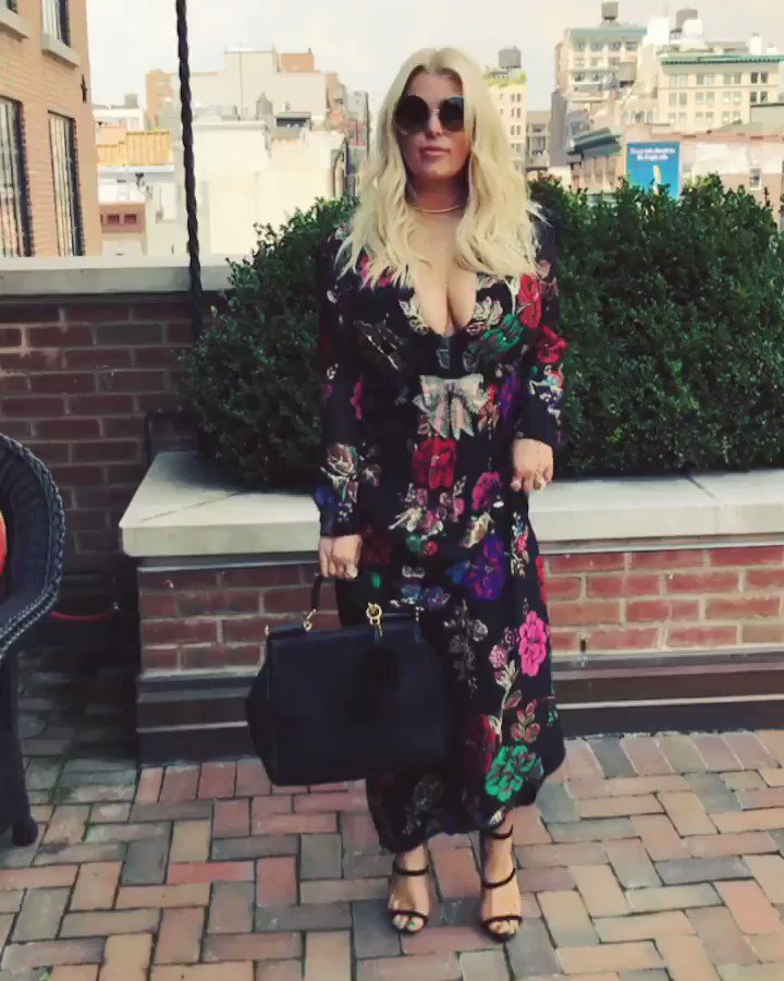 Dear Lord I love this dress! #gucci https://t.co/ocdPeGggJb