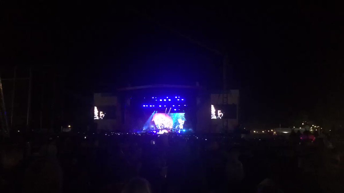 RT @BBCEssex: The crowd sings along as @Pink closes the first full day of music at #vfestival https://t.co/So1XsDmRVz