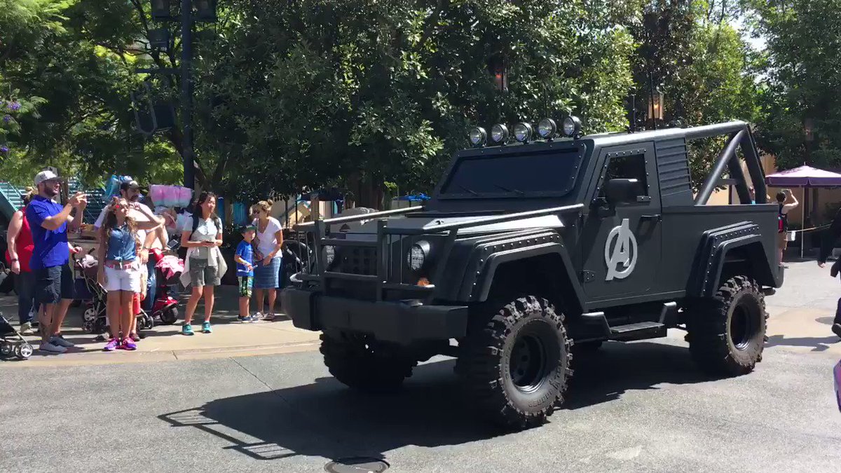 アベンジャーズの車両も一緒に!かっこいい #マーベル #ディズニー #カリフォルニア アベンジャーズの車両も一緒に!かっこいい #マーベル #ディズニー #カリフォルニア