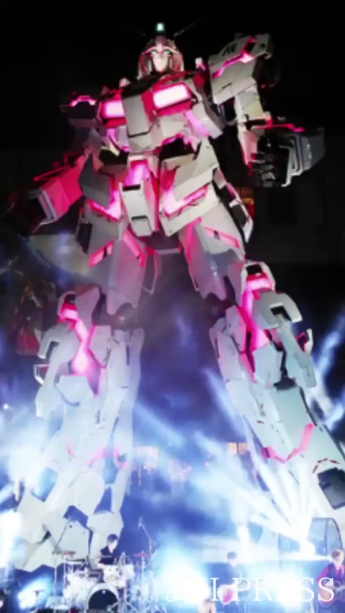 東京都江東区のダイバーシティ東京プラザで「機動戦士ガンダムUC(ユニコーン)」の実物大立像が、24日の一般公開に先駆けて 東京都江東区のダイバーシティ東京プラザで「機動戦士ガンダムUC(ユニコーン)」の実物大立像が、24日の一般公開に先駆けて