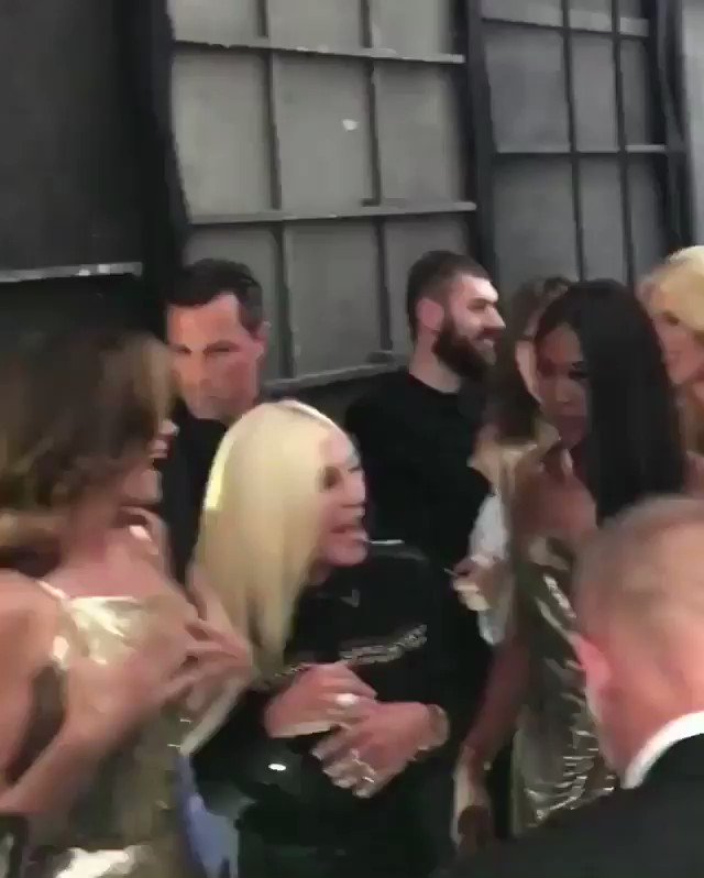 And then the tears .... @versace @CindyCrawford #claudiaschiffer @carlabruni #helenachristensen ❤️❤️❤️❤️❤️???????? https://t.co/QzBVaBZhpk