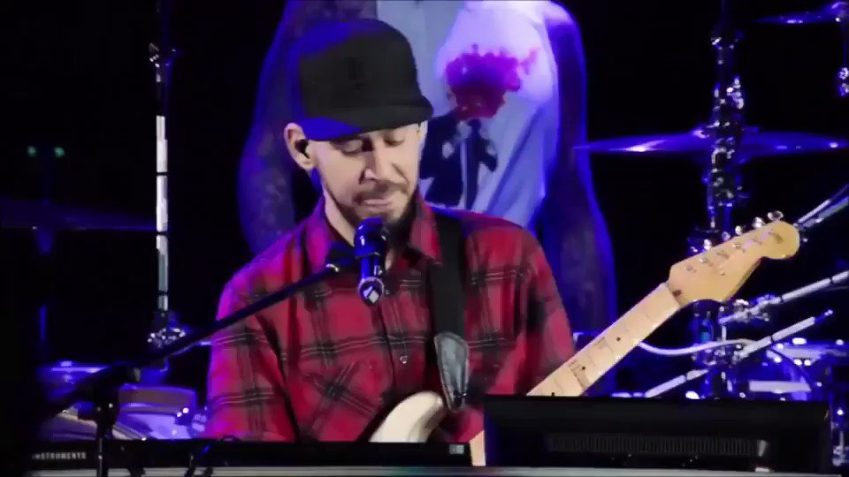 Honoring our dear friend @chesterbe | @linkinpark x @blink182 ???????????? #CHESTERFOREVER https://t.co/F0lU6oPfw4