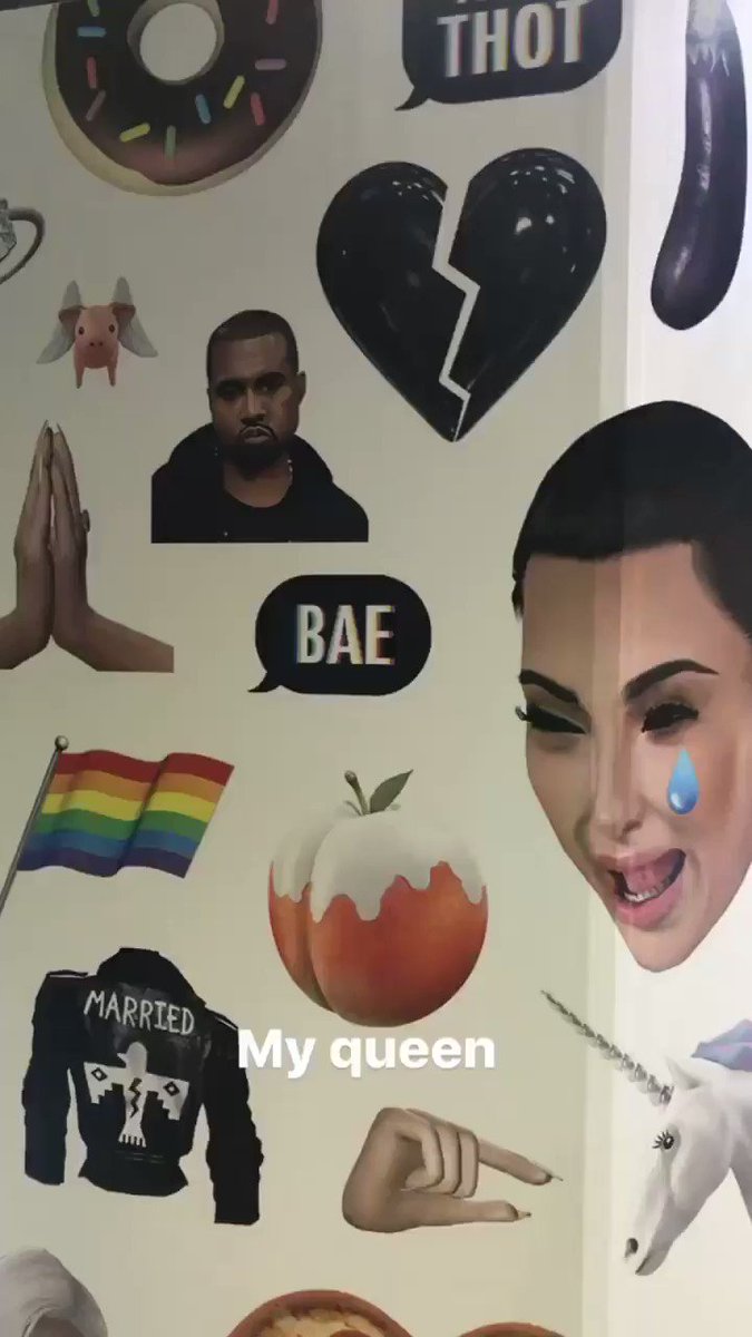 RT @hanakoalaaa: I really only came to see #Kimoji #complexcon #basic https://t.co/GtUOh9tQ8z